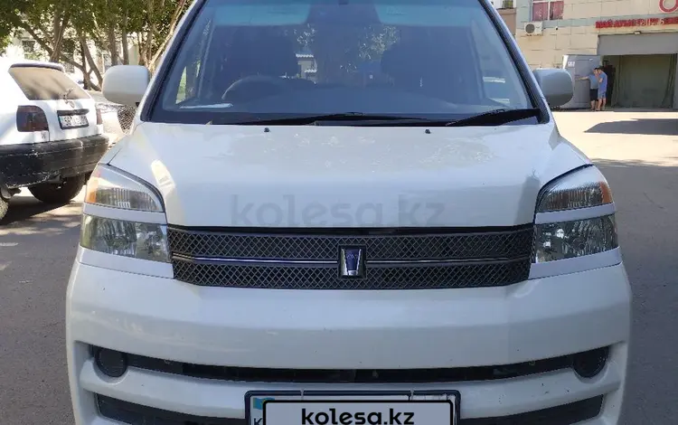 Toyota Voxy 2005 года за 3 500 000 тг. в Астана