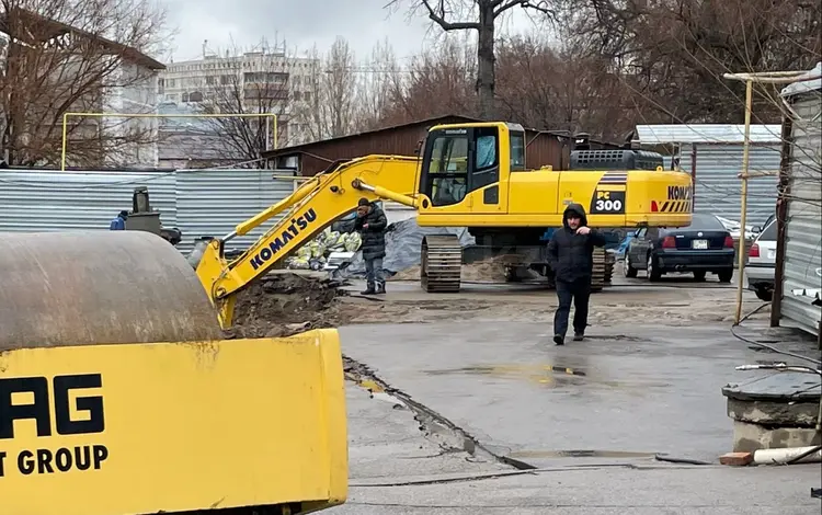 Гусеничный экскаватор Komatsu PC300 в Алматы