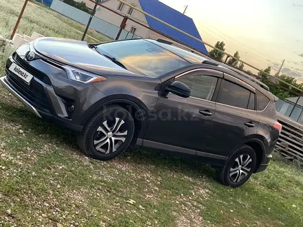 Toyota RAV4 2017 года за 12 000 000 тг. в Актобе – фото 3