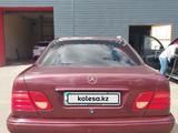 Mercedes-Benz E 230 1997 года за 2 700 000 тг. в Сатпаев – фото 3