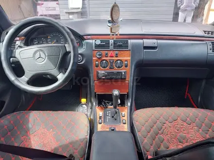 Mercedes-Benz E 230 1997 года за 2 500 000 тг. в Сатпаев – фото 4