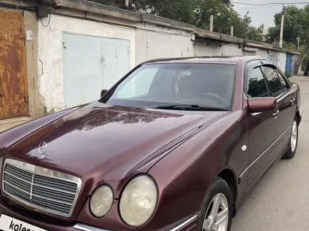 Mercedes-Benz E 200 1996 года за 2 200 000 тг. в Павлодар