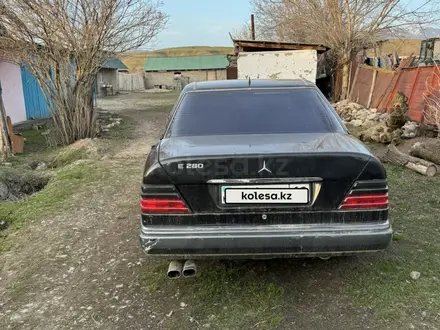 Mercedes-Benz E 280 1994 года за 1 090 000 тг. в Сарыозек – фото 2