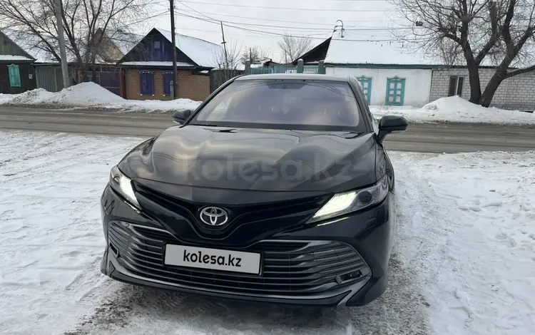 Toyota Camry 2018 года за 14 000 000 тг. в Семей