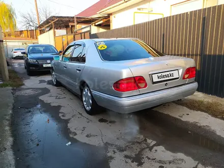 Mercedes-Benz E 280 1997 года за 2 500 000 тг. в Жетысай – фото 2