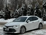 Toyota Camry 2018 года за 14 000 000 тг. в Алматы – фото 2