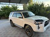 Toyota 4Runner 2015 года за 15 500 000 тг. в Жанаозен – фото 2