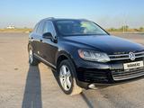 Volkswagen Touareg 2012 года за 10 500 000 тг. в Астана – фото 3