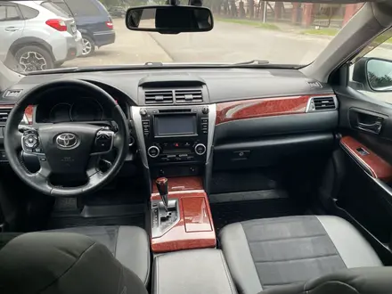 Toyota Camry 2014 года за 10 500 000 тг. в Алматы – фото 33
