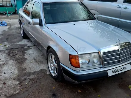 Mercedes-Benz E 220 1993 года за 2 100 000 тг. в Шымкент