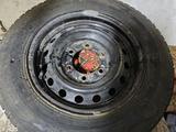 Шины шипованые на дисках за 85 000 тг. в Актау – фото 2