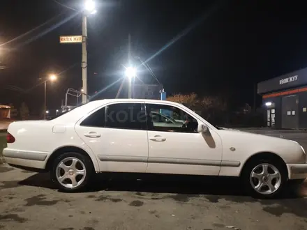 Mercedes-Benz E 230 1997 года за 2 000 000 тг. в Тараз – фото 2