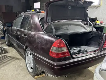 Mercedes-Benz C 180 1994 года за 1 550 000 тг. в Атырау – фото 3