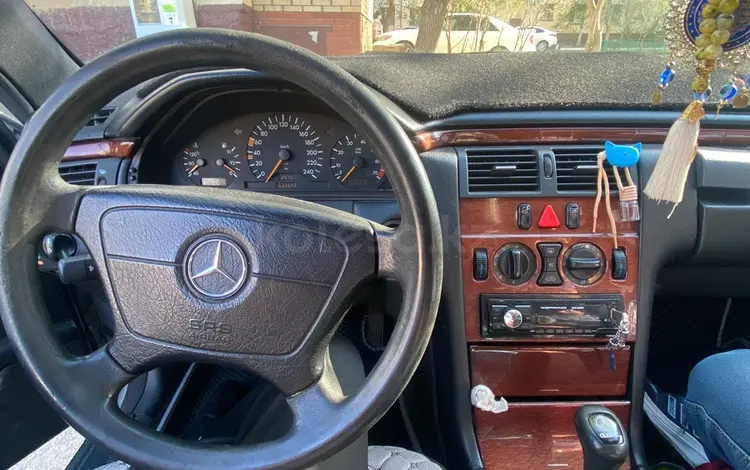 Mercedes-Benz E 200 1995 годаүшін2 700 000 тг. в Астана