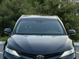 Toyota Camry 2020 года за 15 400 000 тг. в Шымкент – фото 2