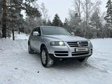 Volkswagen Touareg 2006 года за 6 500 000 тг. в Щучинск – фото 2