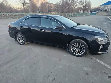 Toyota Camry 2018 года за 13 500 000 тг. в Атырау – фото 3