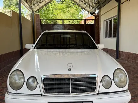 Mercedes-Benz E 200 1997 года за 2 700 000 тг. в Шымкент