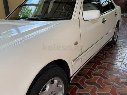 Mercedes-Benz E 200 1997 года за 2 700 000 тг. в Шымкент – фото 3