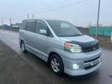 Toyota Voxy 2005 года за 4 000 000 тг. в Астана