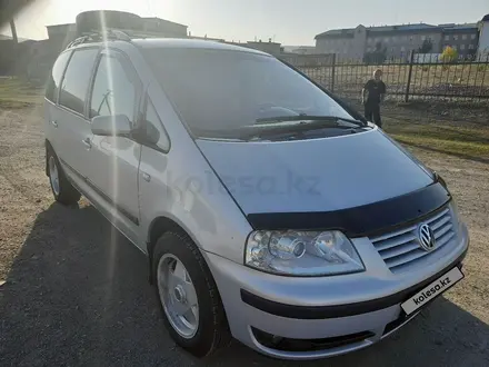 Volkswagen Sharan 2001 года за 3 300 000 тг. в Караганда