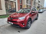 Toyota RAV4 2018 года за 10 100 000 тг. в Астана – фото 2