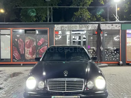 Mercedes-Benz E 320 1996 года за 3 300 000 тг. в Алматы