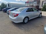 Toyota Camry 2013 года за 5 600 000 тг. в Уральск – фото 2