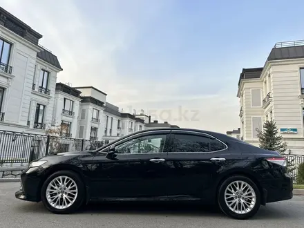 Toyota Camry 2018 года за 14 000 000 тг. в Алматы – фото 3