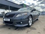 Toyota Camry 2010 года за 7 600 000 тг. в Актобе – фото 2