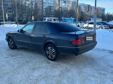 Mercedes-Benz E 300 1997 года за 2 000 000 тг. в Уральск – фото 2