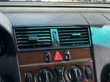 Mercedes-Benz C 180 1995 года за 1 000 000 тг. в Атырау – фото 20