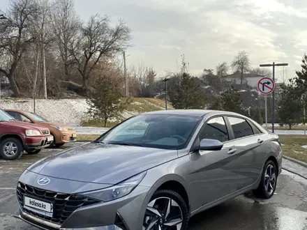Hyundai Elantra 2022 года за 14 200 000 тг. в Алматы