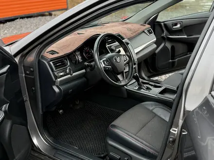 Toyota Camry 2017 года за 6 800 000 тг. в Актобе – фото 2