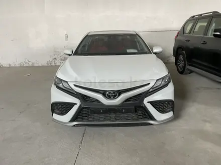 Toyota Camry 2023 года за 21 000 000 тг. в Актау – фото 2