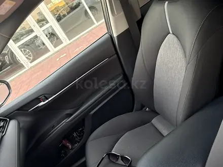 Toyota Camry 2023 года за 14 490 000 тг. в Костанай – фото 11