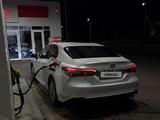 Toyota Camry 2023 года за 14 490 000 тг. в Костанай – фото 2