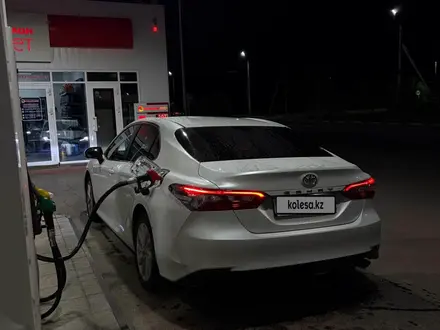 Toyota Camry 2023 года за 14 490 000 тг. в Костанай – фото 2