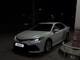 Toyota Camry 2023 года за 14 490 000 тг. в Костанай
