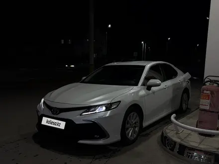 Toyota Camry 2023 года за 14 490 000 тг. в Костанай