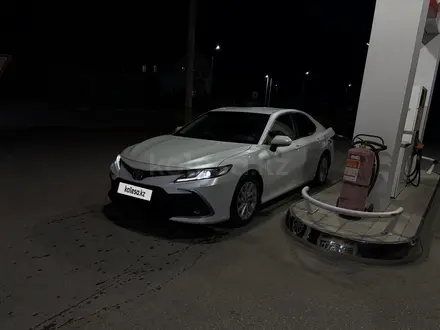 Toyota Camry 2023 года за 14 490 000 тг. в Костанай – фото 16