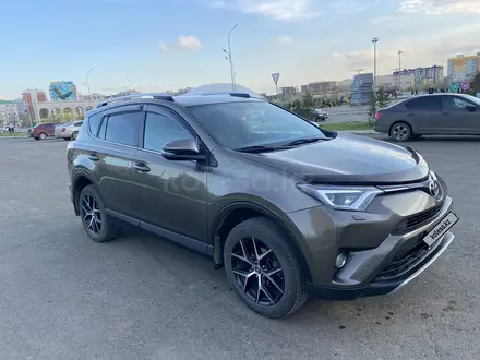 Toyota RAV4 2018 года за 12 500 000 тг. в Уральск – фото 2