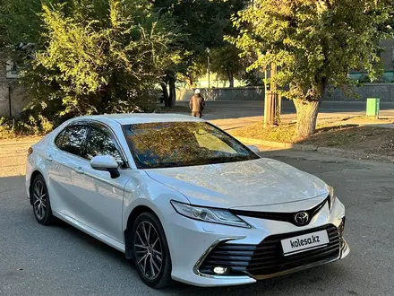 Toyota Camry 2023 года за 17 500 000 тг. в Семей