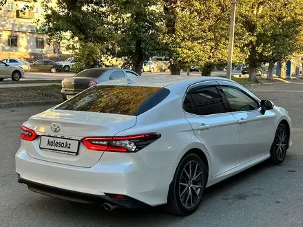 Toyota Camry 2023 года за 17 500 000 тг. в Семей – фото 3