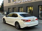 Toyota Camry 2023 года за 17 500 000 тг. в Семей – фото 5