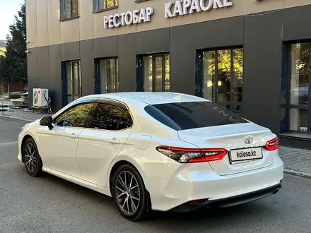 Toyota Camry 2023 года за 17 500 000 тг. в Семей – фото 5