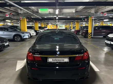 BMW 750 2012 года за 13 000 000 тг. в Алматы – фото 29