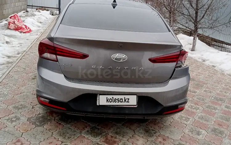 Hyundai Elantra 2018 года за 3 500 000 тг. в Уральск