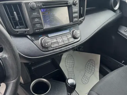 Toyota RAV4 2014 года за 9 500 000 тг. в Актобе – фото 15