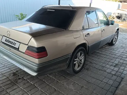 Mercedes-Benz E 200 1993 года за 1 200 000 тг. в Талдыкорган – фото 4